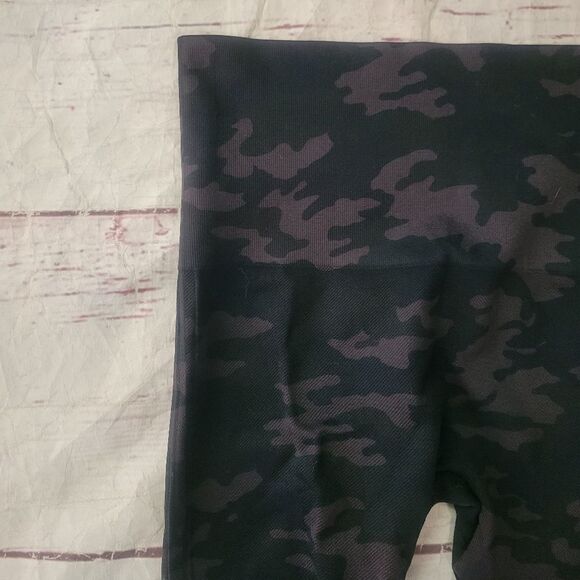 Spanx Seamless Look at Me Now Camo Leggings Size Small - Picture 4 of 5
